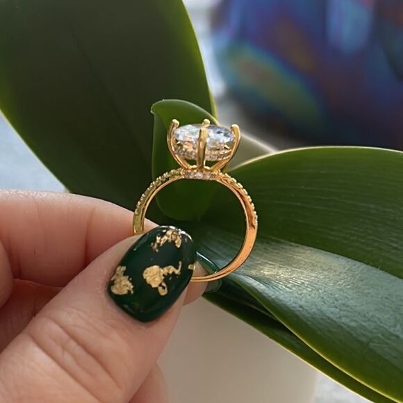 Oval Rhinestone 4 Facet Big Carat Gold Tone Statement Dinner Costume Ring Size 7 - Picture 6 of 8